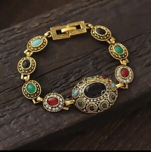 NEW! Starry Chic Vintage Bracelet – Glam Up Your Look!